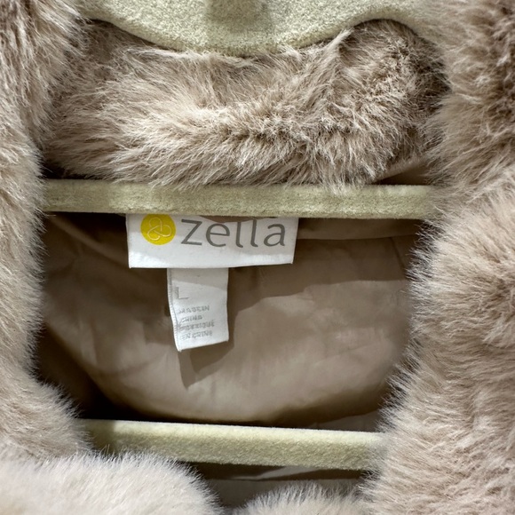 Zella Puffer Jacket - Picture 3 of 3